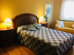 5 bedrooms, desk, iron/ironing board, free WiFi - Comfortable Villa with large Pool, huge Garden (golf) and short trip to beaches* (Teo)