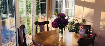 Villa confortable con amplia piscina, gran jardín y corto viaje a playas *