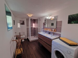 Dusj, hårføner, håndklær og såpe