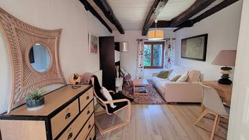 Een televisie en boeken