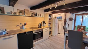 Een koelkast, een magnetron, een oven, een kookplaat