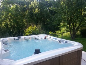 Outdoor spa tub - TO RENT GITE WITH SPA NEAR DINAN ST MALO COTE D EMERAUDE (La Vicomté-Sur-Rance)