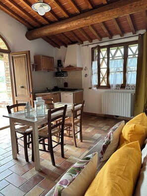 Televisión y chimenea 