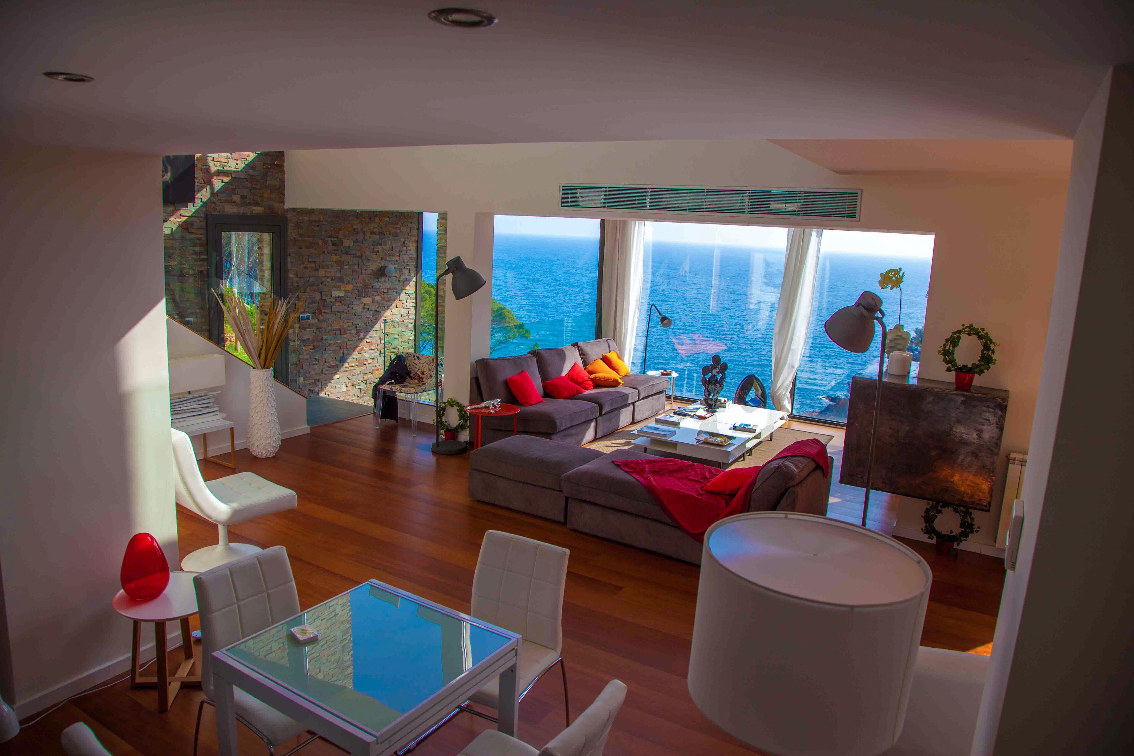 470 sq.m high standards villa, on the sea front - 5 bedrooms – for 10 people