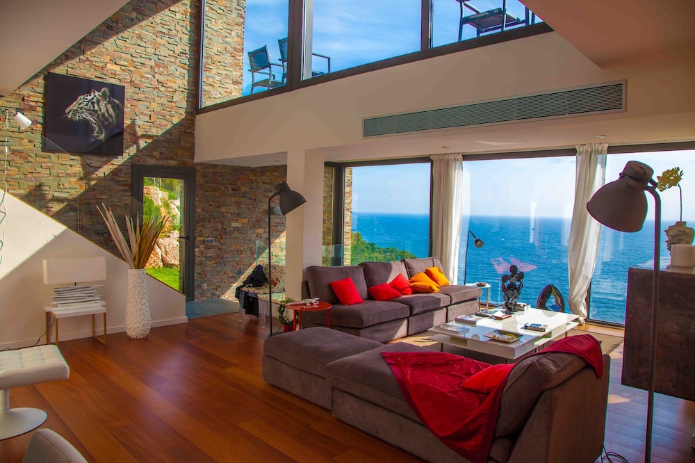 470 sq.m high standards villa, on the sea front - 5 bedrooms – for 10 people