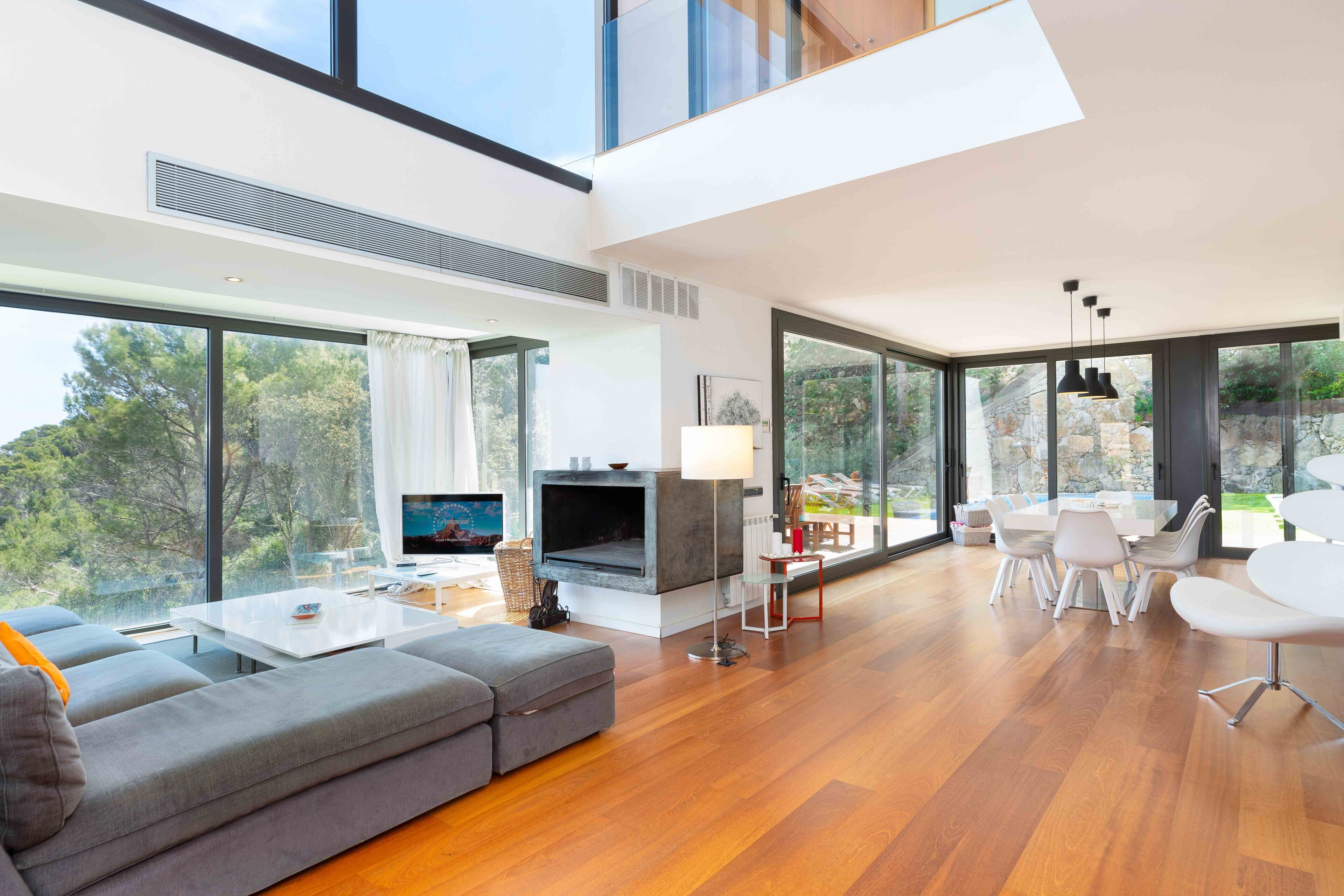 470 sq.m high standards villa, on the sea front - 5 bedrooms – for 10 people