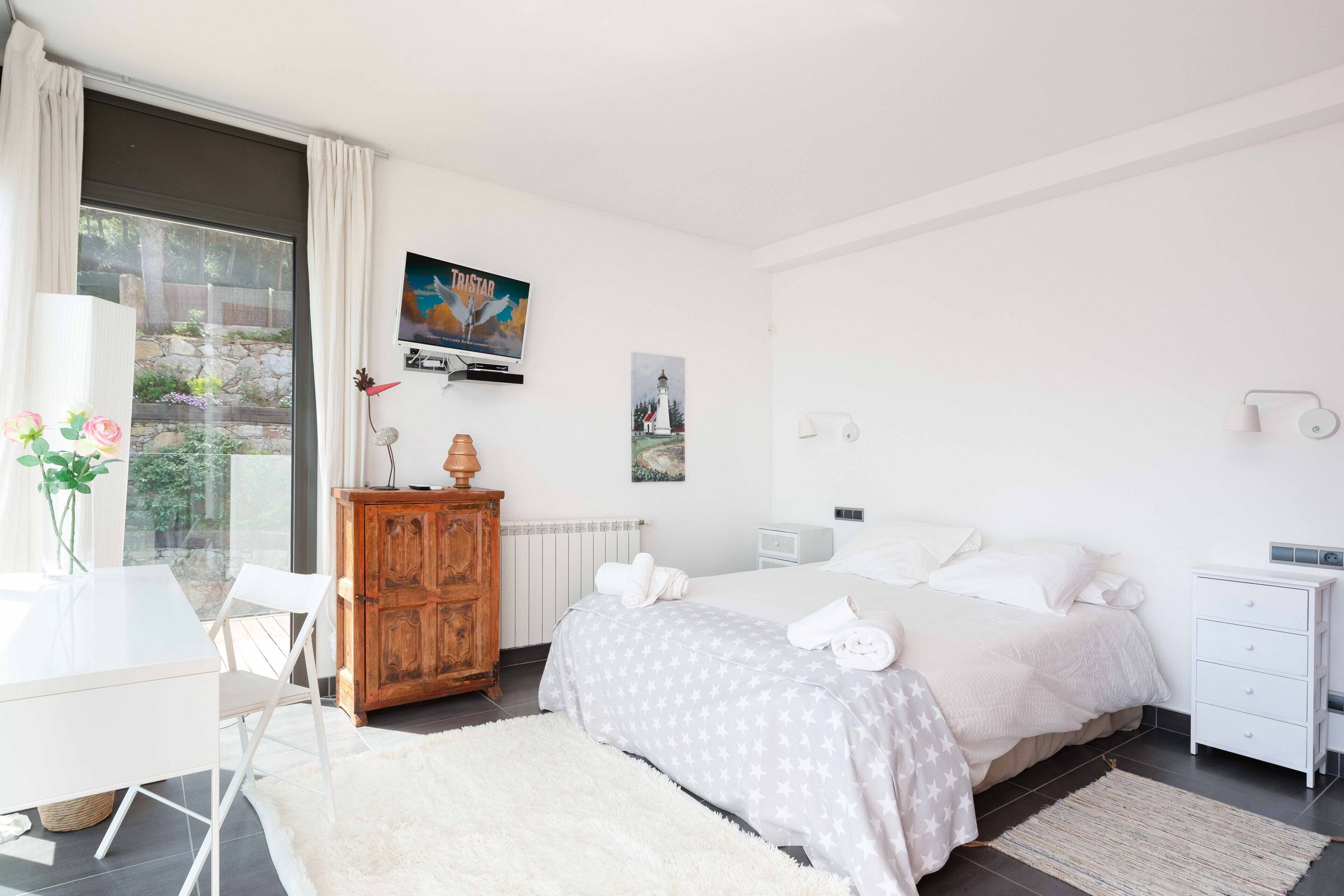 470 sq.m high standards villa, on the sea front - 5 bedrooms – for 10 people