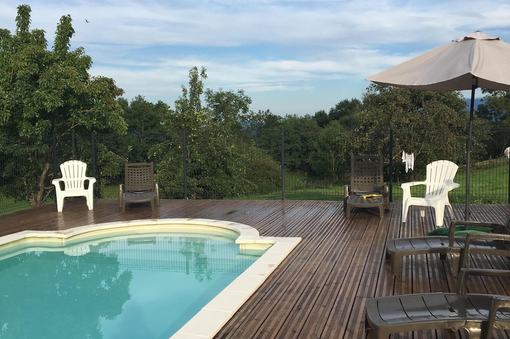Gîte in a renovated barn with swimming pool and view of the Pyrenees