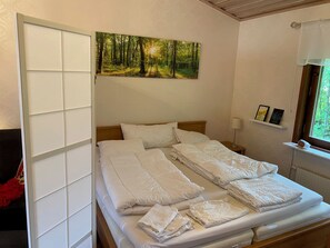 3 bedrooms, iron/ironing board, WiFi, bed sheets