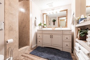 Bruser, miljøvenlige toiletartikler, hårtørrer, bidet