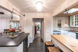 Fridge, microwave, oven, stovetop - Twin Palms: Big House Close to Beach, Heated Lagoon Pool, Infant/Pet friendly (Holmes Beach)