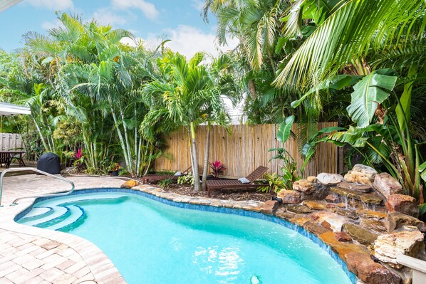 Indoor pool, outdoor pool - Twin Palms: Big House Close to Beach, Heated Lagoon Pool, Infant/Pet friendly (Holmes Beach)