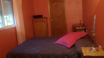 3 slaapkamers, een strijkplank/strijkijzer, beddengoed, rolstoeltoegang