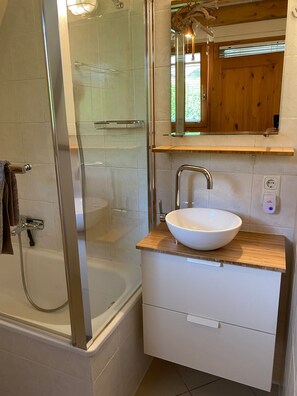 Bathtub, hair dryer, towels, soap - Chiemgau, charming chalet with private garden , relax in nature (Siegsdorf)