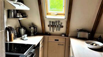 Kjøleskap, ovn, kokeplater og oppvaskmaskin