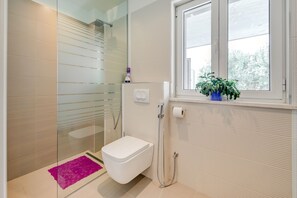 Douche, séchoir à cheveux, bidet, serviettes fournies