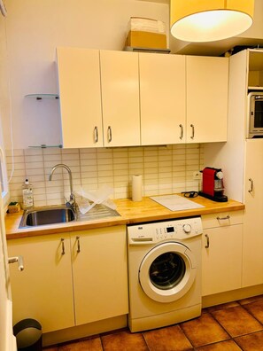 Kühlschrank, Ofen, Herdplatte, Wasserkocher mit Kaffee-/Teezubehör