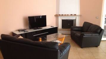 Smart TV, fireplace