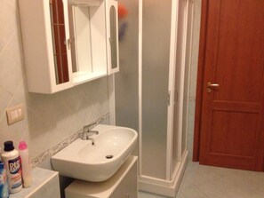 Bathtub, bidet, towels - House with garden, gazebo, barbecue, pizza oven, and a view of Isola Cirella (Diamante)