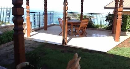 Haus mit Garten, Pavillon, Grill, Pizzaofen, und ein Blick auf Isola Cirella