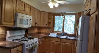 Muy NUEVO 1br Guest House con una decoración moderna