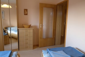 1 slaapkamer, een strijkplank/strijkijzer, gratis wifi, beddengoed