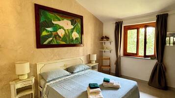 2 chambres, fer et planche à repasser, lit de bébé portatif
