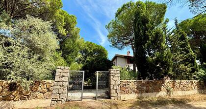 Villa dans la forĂȘt de pins, Ă 150 mĂštres de la plage