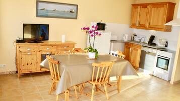 KylskÄp, mikrovÄgsugn, ugn och spishÀll