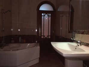 Tina con regadera, tina de hidromasaje, secadora de cabello, bidet 