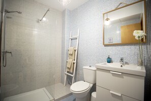 Shower, hair dryer, bidet, towels