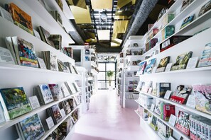 In-room safe, free WiFi, bed sheets - MANGA ART HOTEL, TOKYO - Hostel (Tokyo)