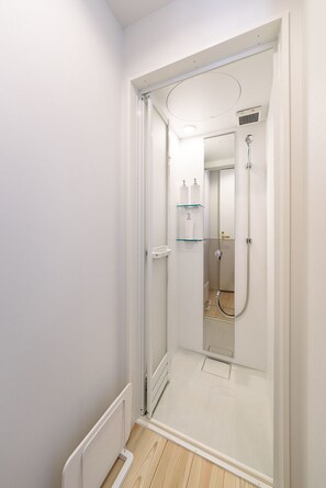 Bathroom shower - MANGA ART HOTEL, TOKYO - Hostel (Tokyo)