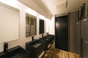 シャワー、ヘアドライヤー、スリッパ、タオル