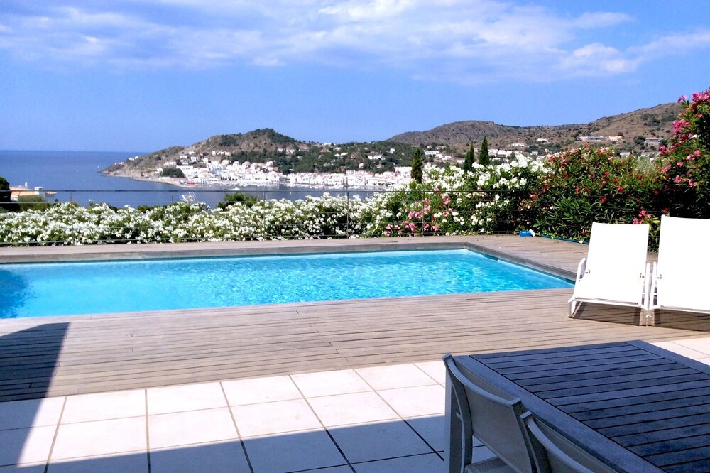 HOUSE WITH SWIMMING POOL AND EXCELLENT SEA VIEWS