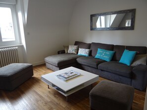 Tv, dvd-afspiller, bøger, stereoanlæg