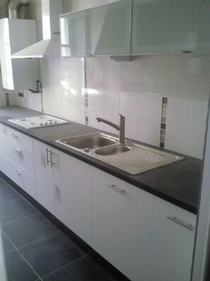 Køleskab, mikrobølgeovn, ovn, kogeplade