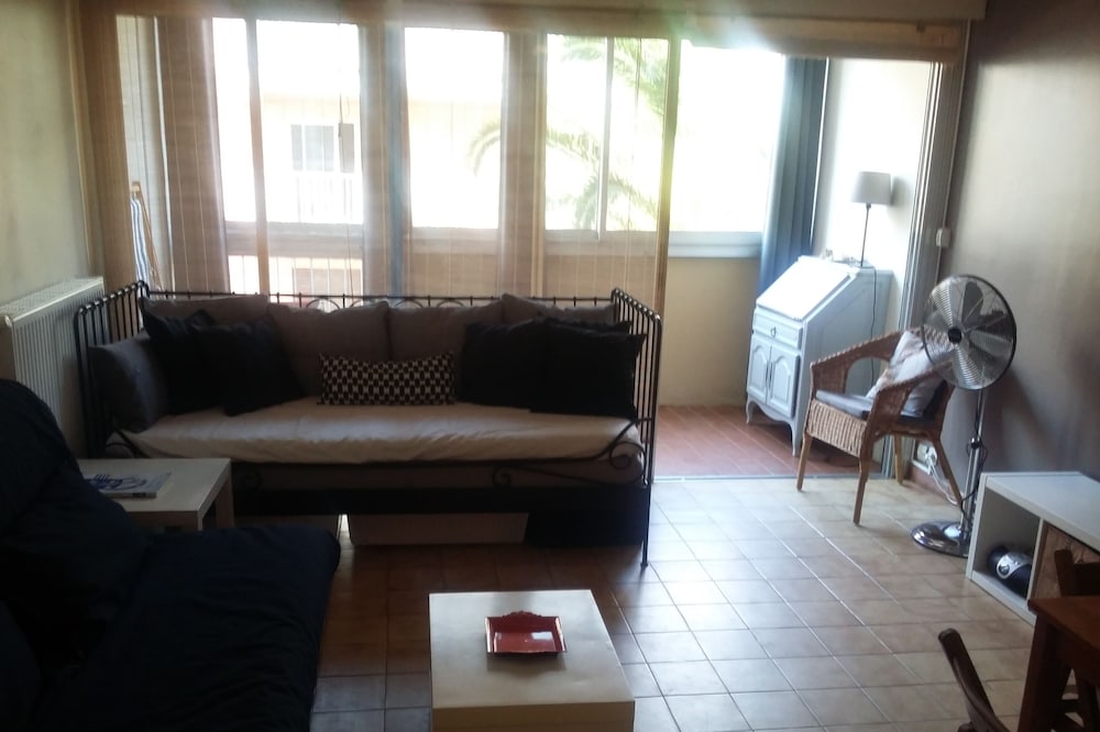 NICE APARTMENT IN RESIDENCE ARBORÉE AT THE FOOT OF THE BEACH THE LAVANDOU 1 TO 4 PEOPLE