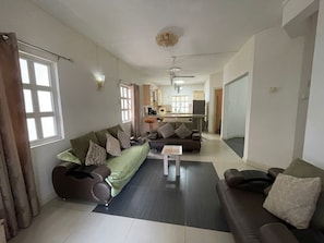 Fernseher, DVD-Player, Stereoanlage