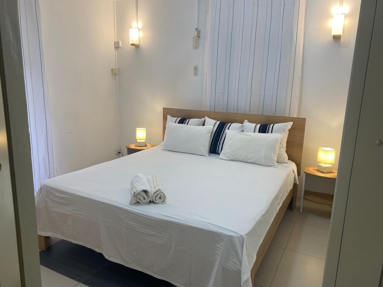 4 chambres, coffres-forts dans les chambres, fer et planche à repasser