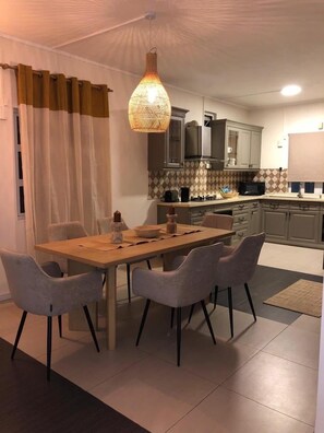 Dining - Paloma Villa in Flic-en-Flac - Luxury, Peace and Comfort for 1 to 8 people (Flic En Flac)