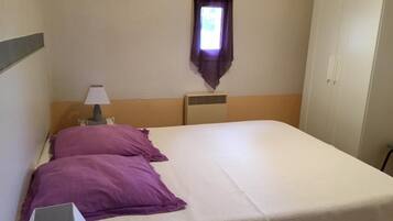 2 slaapkamers, een strijkplank/strijkijzer, internet, beddengoed