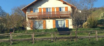 UbayeとDuranceの現代コテージ、SerrePonçon2の湖を一望する