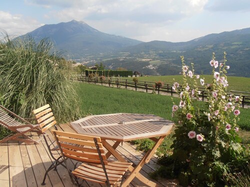 Nykyaikainen talo välillä Ubaye ja Durancella näkymät järvelle Serre Ponçon 2