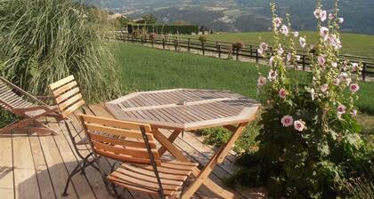 Nykyaikainen talo välillä Ubaye ja Durancella näkymät järvelle Serre Ponçon 2