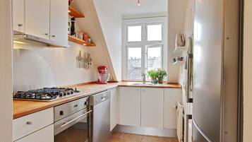 Fridge, oven, stovetop, dishwasher