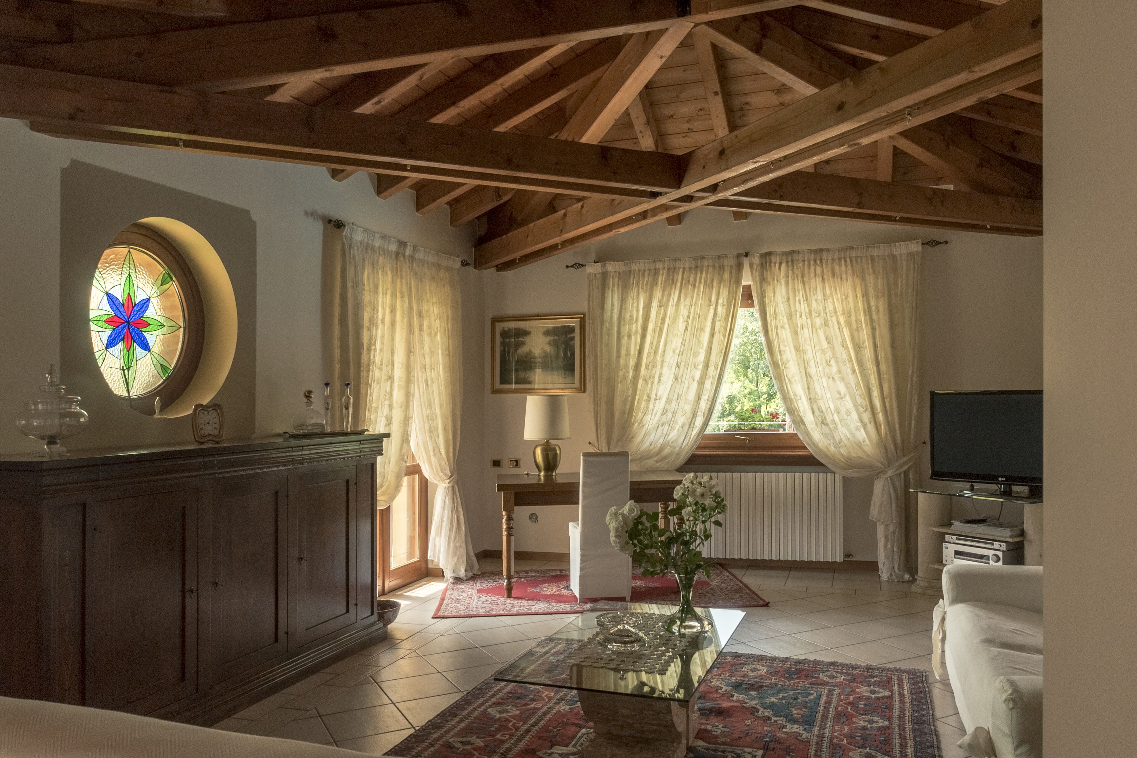 Smart TV, caminetto, tavolo da calcetto, libri