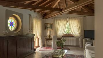 Smart-TV, Kamin, Tischfußball, Bücher