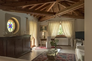 TV connectée, cheminée, baby-foot, livres