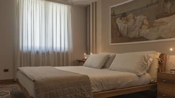 6 Schlafzimmer, Schreibtisch, Bügeleisen/Bügelbrett, Reisekinderbett